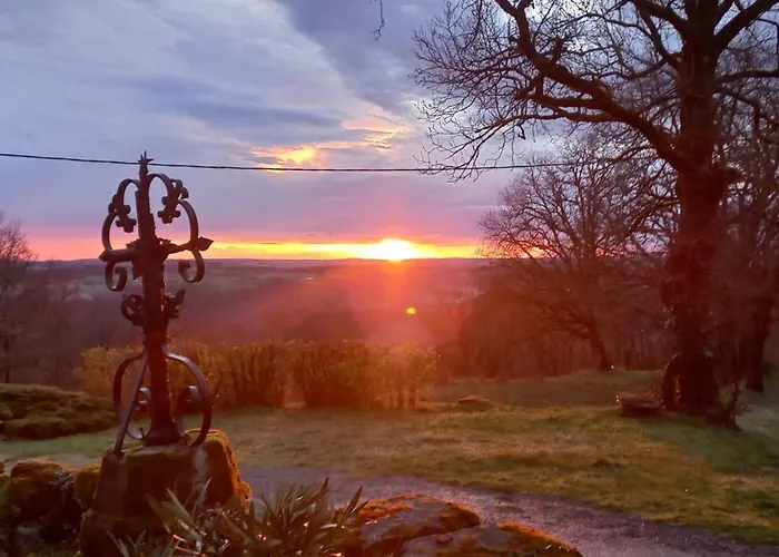 Un Coin De Paradis Avec Vue Exceptionnelle Pour 4 Ou 5 Personnes Hébergement de vacances Najac